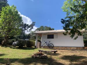 坎波斯杜若尔当Chalé da Araucária的停在房子前面的自行车