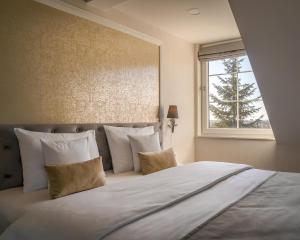 克拉科夫Merci Boutique Hotel的一间卧室设有一张大床和窗户