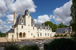 ReugnyRelais & Château Louise de La Vallière的一座白色的大建筑,顶部有塔