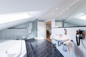 明登Pension Sonne Appartements的白色的浴室设有水槽和浴缸。