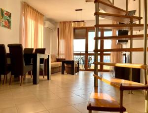 索佐波尔阿波隆大厦酒店的客厅设有螺旋楼梯。