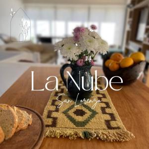 圣洛伦索La Nube - San Lorenzo的花瓶和一盘面包的桌子