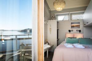 吕瑟希尔Strandflickornas Havshotell Lysekil的一间卧室配有一张床,享有海景