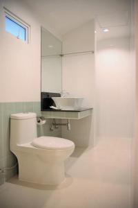 清莱清莱宿舍之家旅馆的浴室配有白色卫生间和盥洗盆。