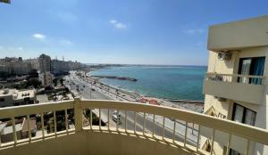 马特鲁港Delmar Hotel Matrouh的从大楼的阳台上可欣赏到海滩景色