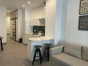 塞维利亚COMPLEJO PINTA18 AT1, AT2 y AT3的厨房以及带沙发和台面的客厅。