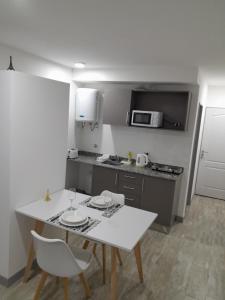 罗萨里奥París 1 Monoambiente的小厨房配有白色的桌子和椅子