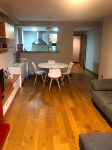 索特Precioso apartamento con piscina, ideal familias!的厨房以及带桌椅的起居室。