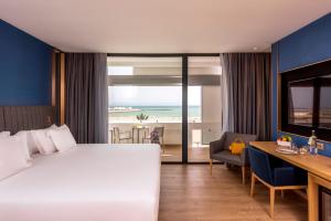 丹吉尔Barceló Tanger的酒店客房 - 带一张床并享有海滩美景