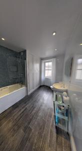 凯西克Allerdale Guest House的带浴缸和盥洗盆的大浴室
