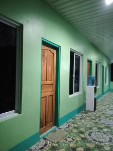 BatuanBARRIL GREEN HOMESTAY的一间设有绿色墙壁和门的房间