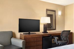 阿林顿Holiday Inn National Airport/Crystal City, an IHG Hotel的酒店客房配有带电视和椅子的书桌