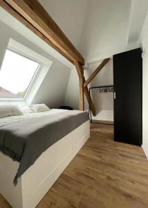 鲁尔河畔米尔海姆DESIGN-Studio CHURCH 46的一间卧室设有一张大床和一个窗户。