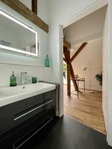 鲁尔河畔米尔海姆DESIGN-Studio CHURCH 46的浴室设有白色水槽和镜子