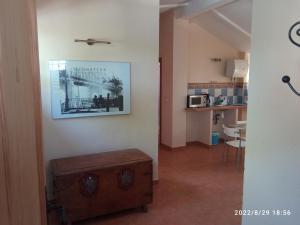 厄尔-汝姆披多Villa st. Magnus的墙上有照片的房间