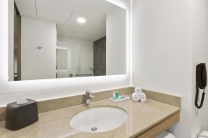 皮乌拉Holiday Inn - Piura, an IHG Hotel的一间带水槽和镜子的浴室