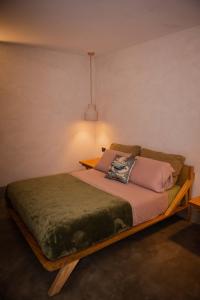 拉巴斯MANGLITO MANILA的一张大床,位于带灯的房间