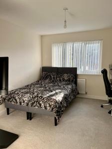 史云顿Large Double Room & Private EnSuite Bathroom, Badbury Park, Swindon, Near Great Western Hospital的卧室配有一张床