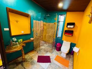 蒙泰韦尔德哥斯达黎加El Sol Monteverde的带淋浴和卫生间的浴室