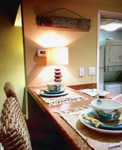 庞特韦德拉比奇Gated Sawgrass Beach Club Villa in Sawgrass Country Club的一张桌子,上面有灯和盘子