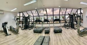马瑙斯马瑙斯千年酒店的健身房设有数台跑步机和椭圆机