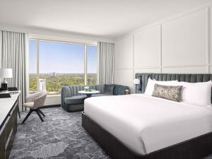 亚特兰大亚特兰大博克海德洲际酒店的酒店客房设有一张床和一个大窗户