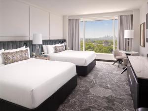 亚特兰大亚特兰大博克海德洲际酒店的酒店客房设有两张床和大窗户。