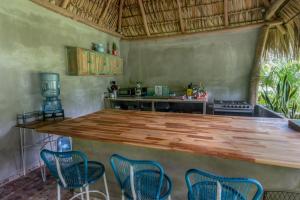 埃尔蒙特La Canasta的厨房配有带椅子的大型木制台面