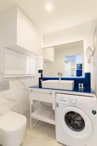 巴统Orbi City Hotel Apartments的一间带洗衣机和卫生间的浴室