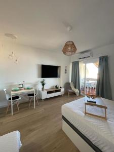 贝纳尔马德纳Benalbeach Smart Suite的白色的客厅配有床和桌子