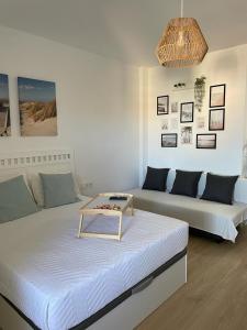 贝纳尔马德纳Benalbeach Smart Suite的一间带两张床和一张沙发的客厅