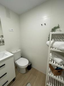 贝纳尔马德纳Benalbeach Smart Suite的白色的浴室设有卫生间和水槽。