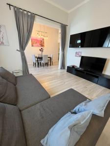 蒙特卡蒂尼泰尔梅Grazioso appartamento in zona centrale.的带沙发的客厅和用餐室