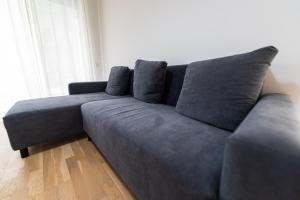 布加勒斯特Sara的客厅里一张大蓝色沙发