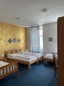 米库洛夫Mikulov Inn - hotel Zeme的一间卧室设有两张床和窗户。