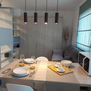 巴里suite48的用餐室配有带盘子和酒杯的桌子
