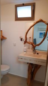 Kefar WeradimRosewood的一间带水槽、镜子和卫生间的浴室