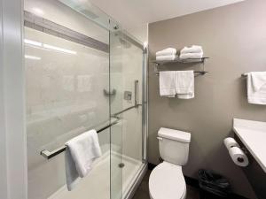 洛杉矶Motel 6 Los Angeles, CA - Downtown的一间带卫生间和玻璃淋浴间的浴室