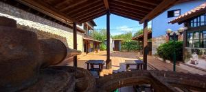 坎加斯-德奥尼斯Hotel Rural Posada Del Monasterio的一座带桌子和长凳的庭院