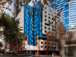墨尔本Mercure Melbourne Southbank的一面有蓝色油漆的建筑
