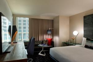 洛杉矶帕洛玛金普顿酒店，洛杉矶比佛利山庄的配有一张床和一张书桌的酒店客房