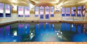 帕克斯维尔海滩俱乐部度假村 - 贝斯塔酒店&度假村的大楼内的一个蓝色海水游泳池