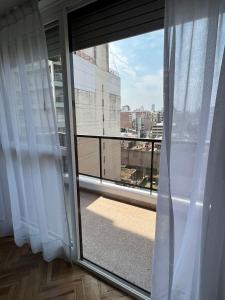 罗萨里奥Departamento luminoso en Rosario centro的客房设有市景窗户。