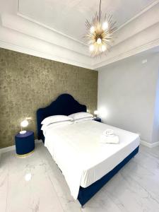 阿拉西奥Casa Balzola - Suite Astra的一间卧室配有一张大床和一个吊灯。