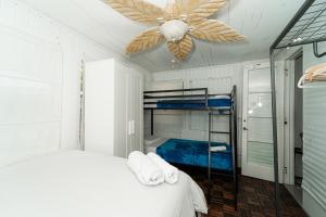 哈兰代尔海滩Bike to Beach-Spacious With Patio BBQ & Game Room (Pet-Friendly)的一间卧室配有一张床和吊扇