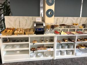 阿兰扎达佛罗里达酒店的面包店展示盒,内含各种糕点和咖啡壶