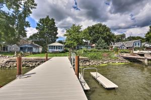 ErieLake Erie Waterfront Home with Sunroom and Yard!的河上船坞,有房子