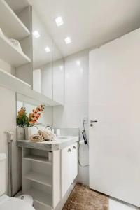 里约热内卢Suite Verano Stay的白色的浴室设有水槽和卫生间。