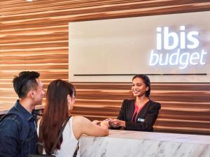 新加坡ibis budget Singapore Crystal的三人坐在桌子上