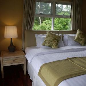 PhayayenGRANMONTE Wine Cottage的一间卧室设有两张单人床和一个窗户。